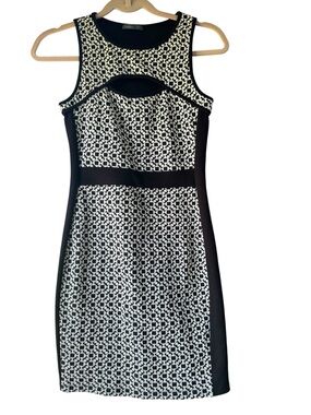 Women’s Soprano Sleeveless Black & White Patterned Fitted Sheath Dress, Small